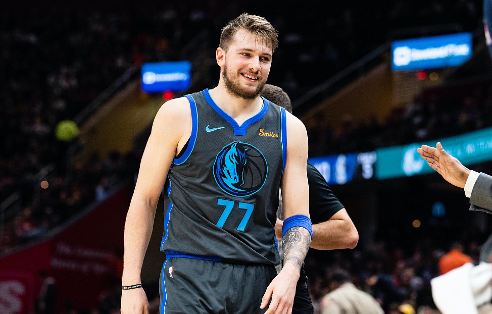 拜仁防线受 拜仁防线受